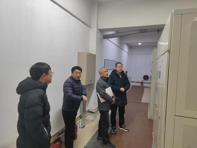 检查配电房.jpg 检查配电房.jpg
