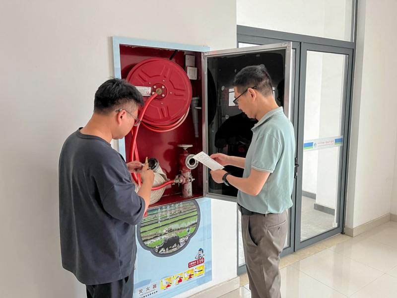 三淞路小学校长张剑峰、分管校长沈建强检查消防设施,设施设备情况良好_副本.jpg 三淞路小学校长张剑峰、分管校长沈建强检查消防设施,设施设备情况良好_副本.jpg