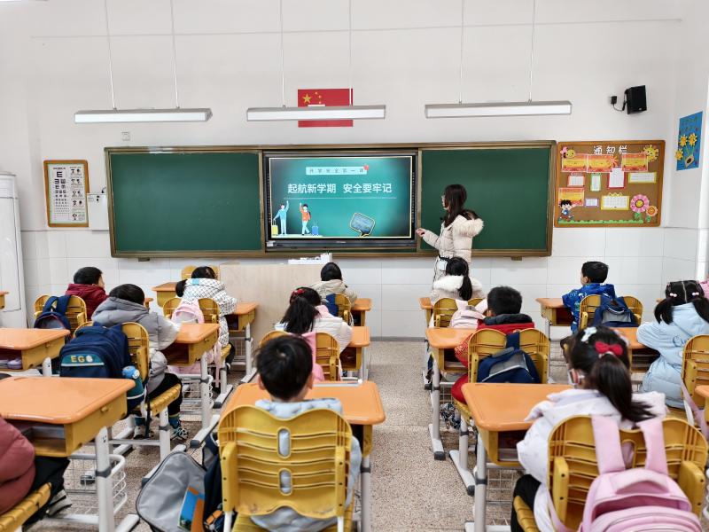 安全第一课照片.jpg 安全第一课照片.jpg